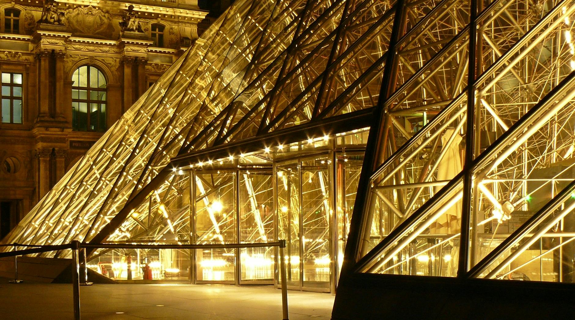 Metallrahmen Glaspyramide Außerhalb Eines Museums Mit Gelben Lichtern Während Der Nacht
