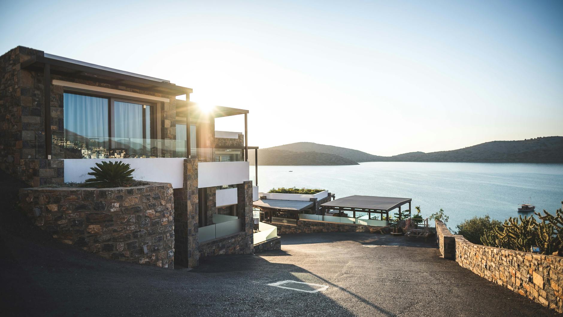 Sun Piercing Von Brown Concrete House In Der Nähe Von Meer