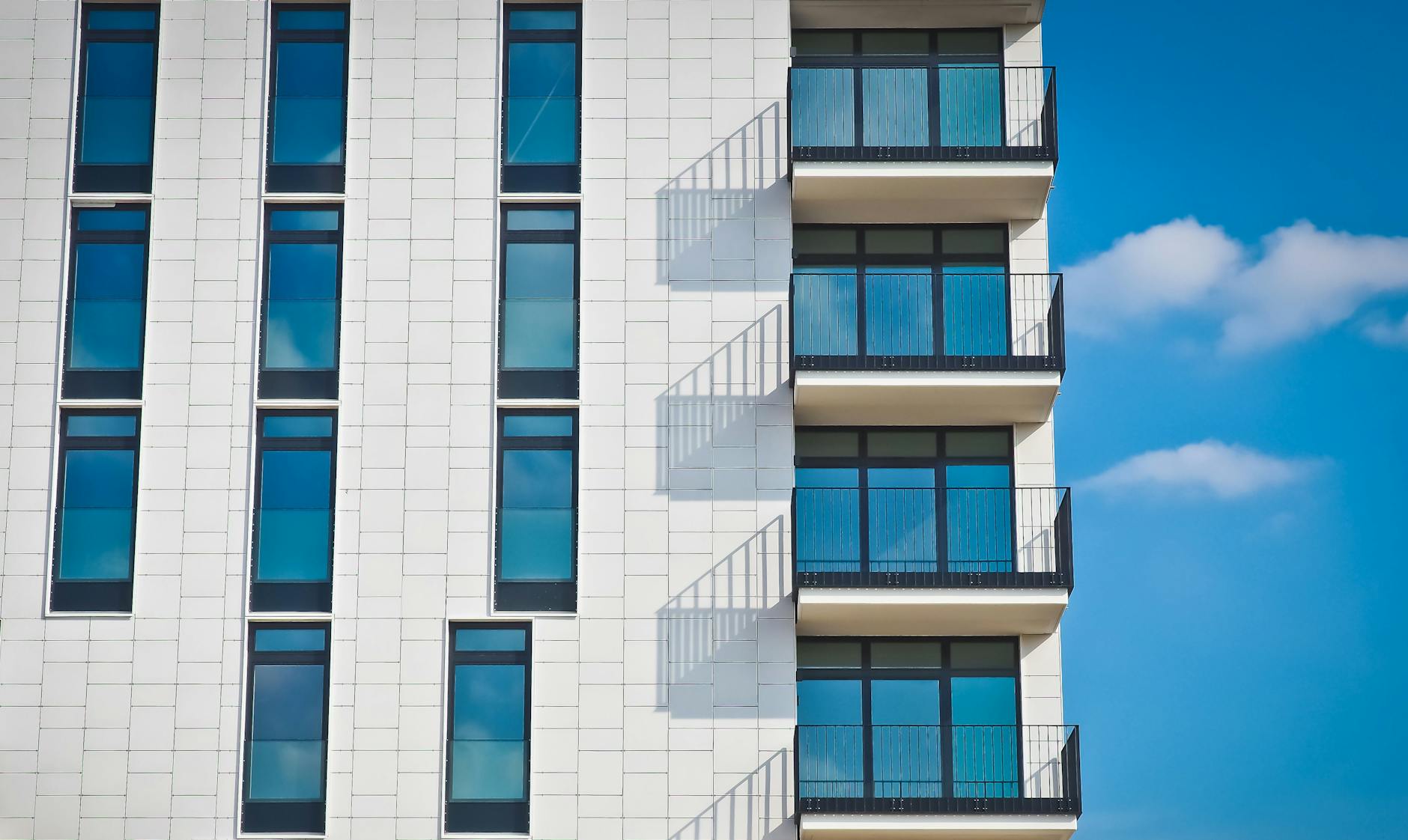 Low Angle Fotografie Von Grauem Betongebäude