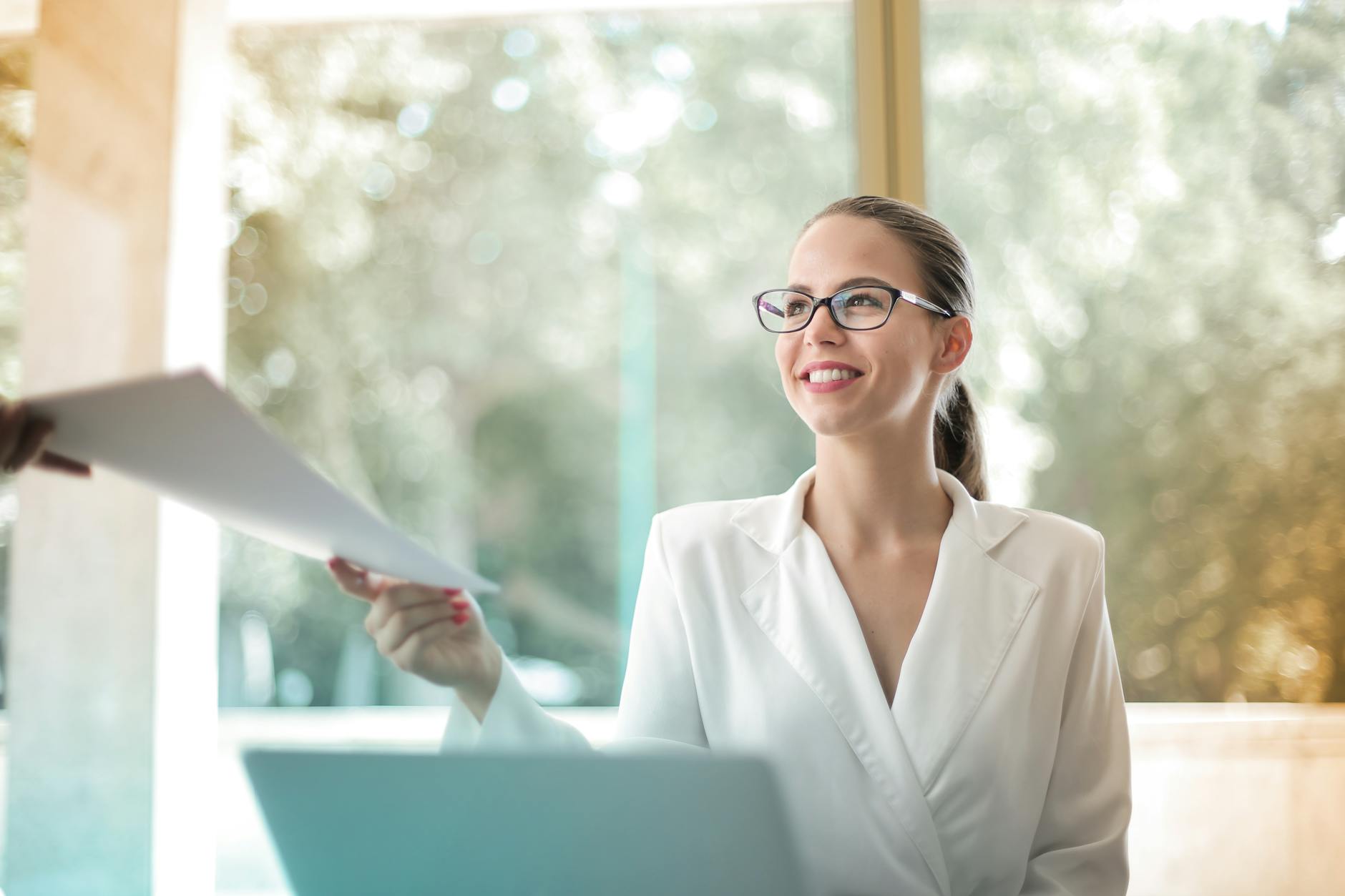Positive Geschäftsfrau, Die Papierkram Im Büro Tut