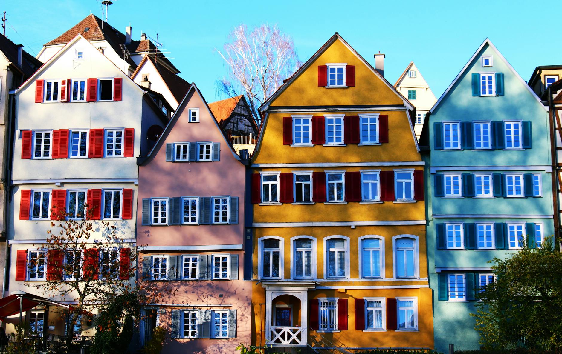 Weiße, Rosa, Gelbe Und Blaugrüne Häuser