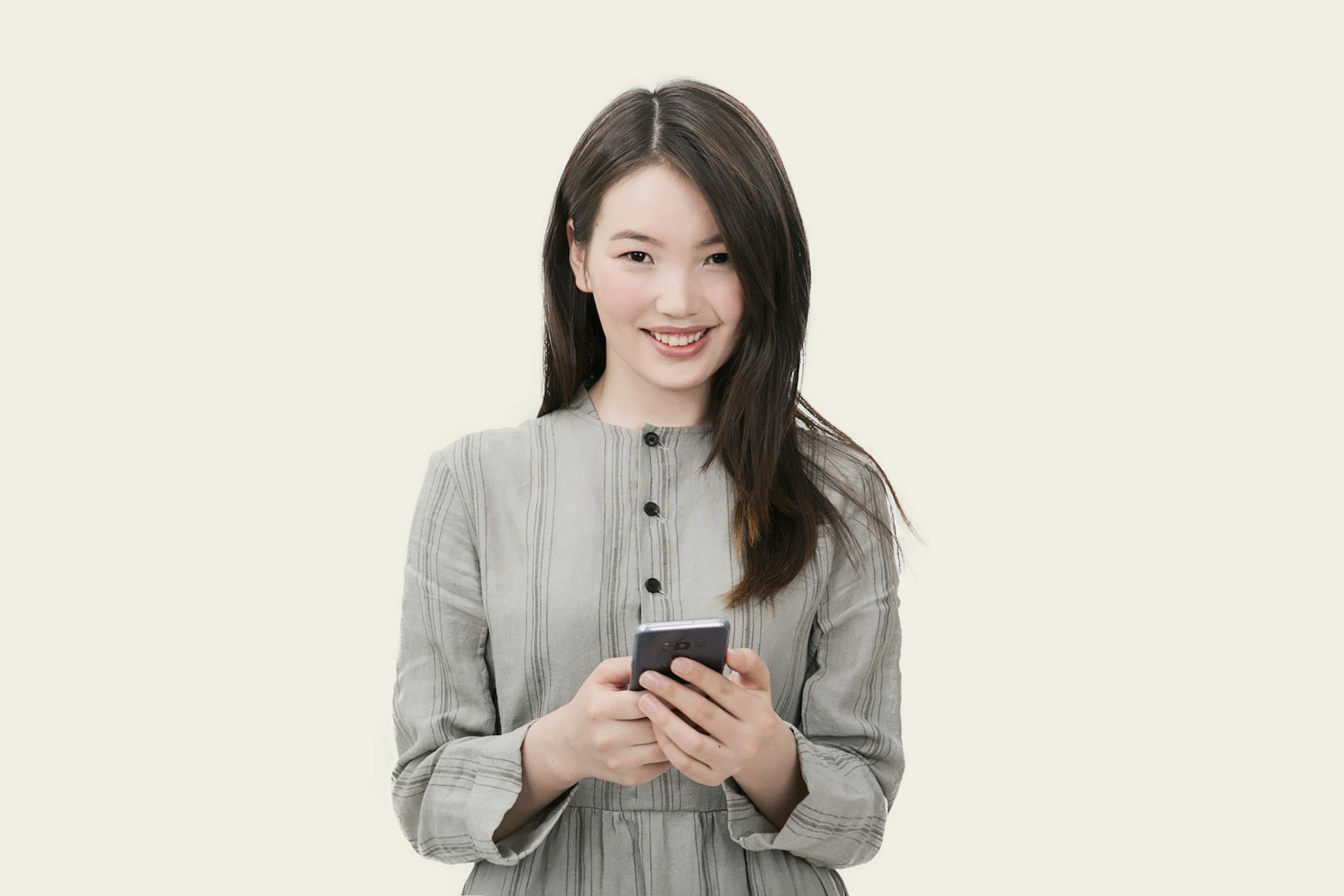Frau In Grauem Button Up Langarmkleid Mit Schwarzem Smartphone