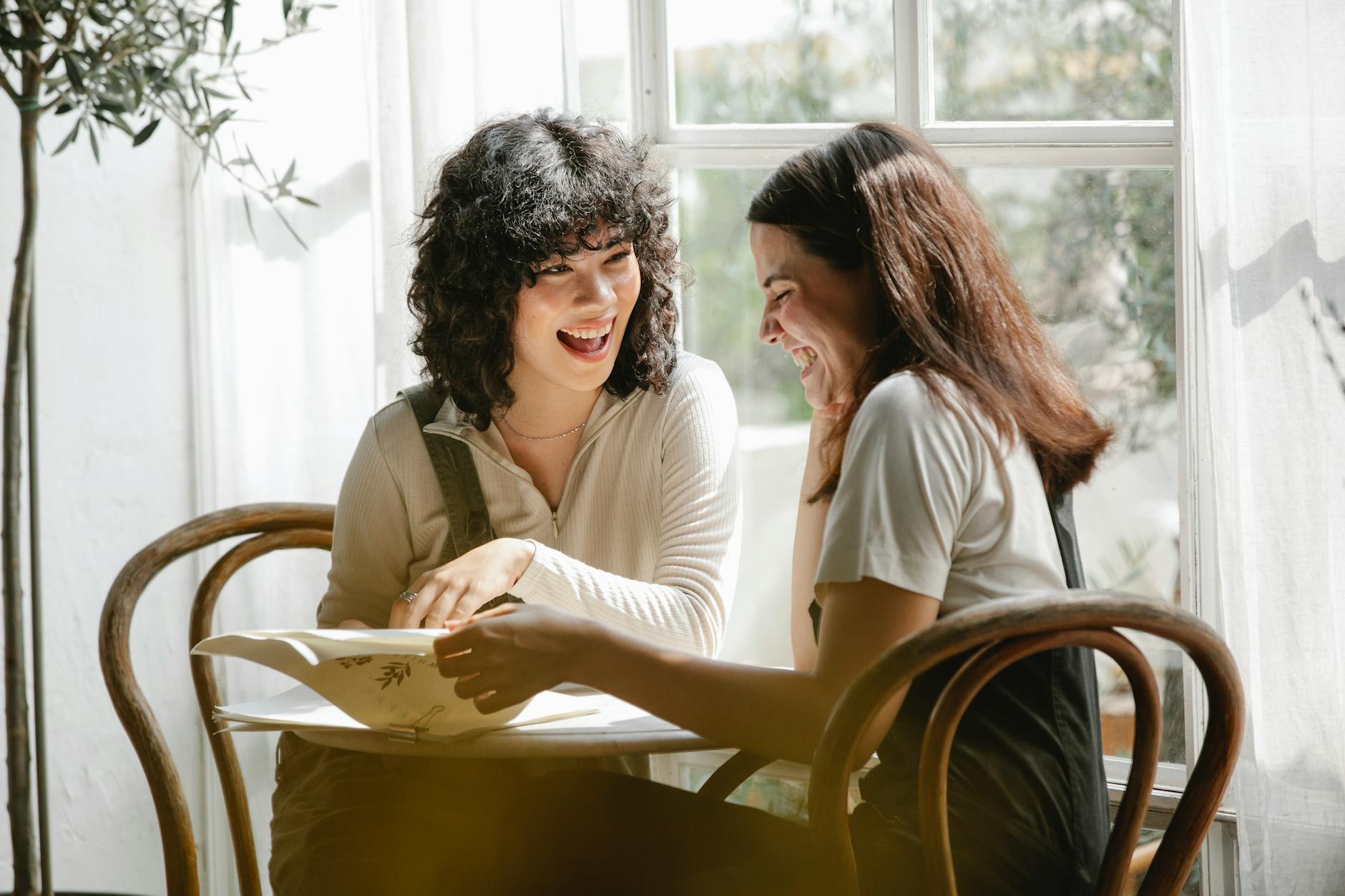 2 Frauen Sitzen Auf Stuhl