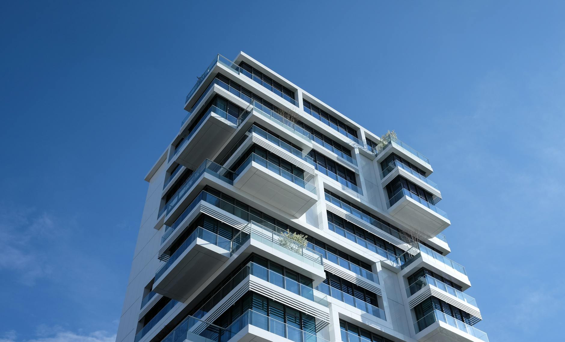 Weißes Betongebäude Unter Sonnigem Blauem Himmel