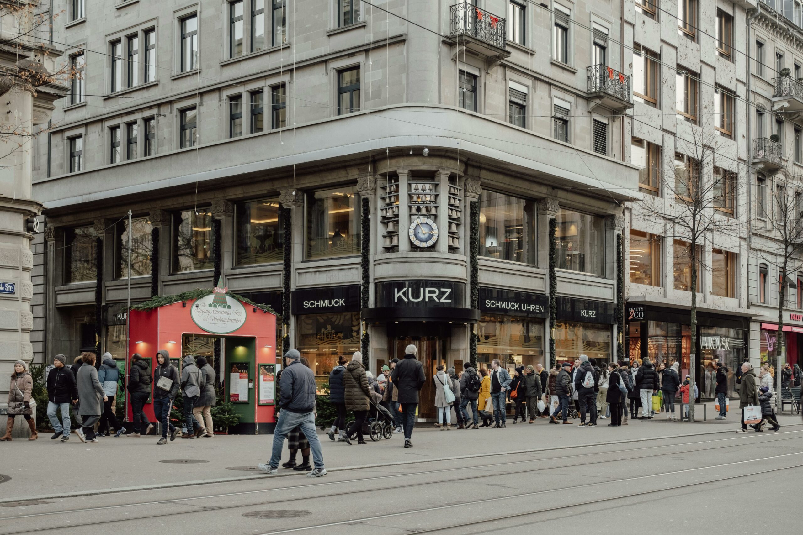 Kostenloses Stock Foto zu beschäftigt, juwelier, kurz schmuck und uhren