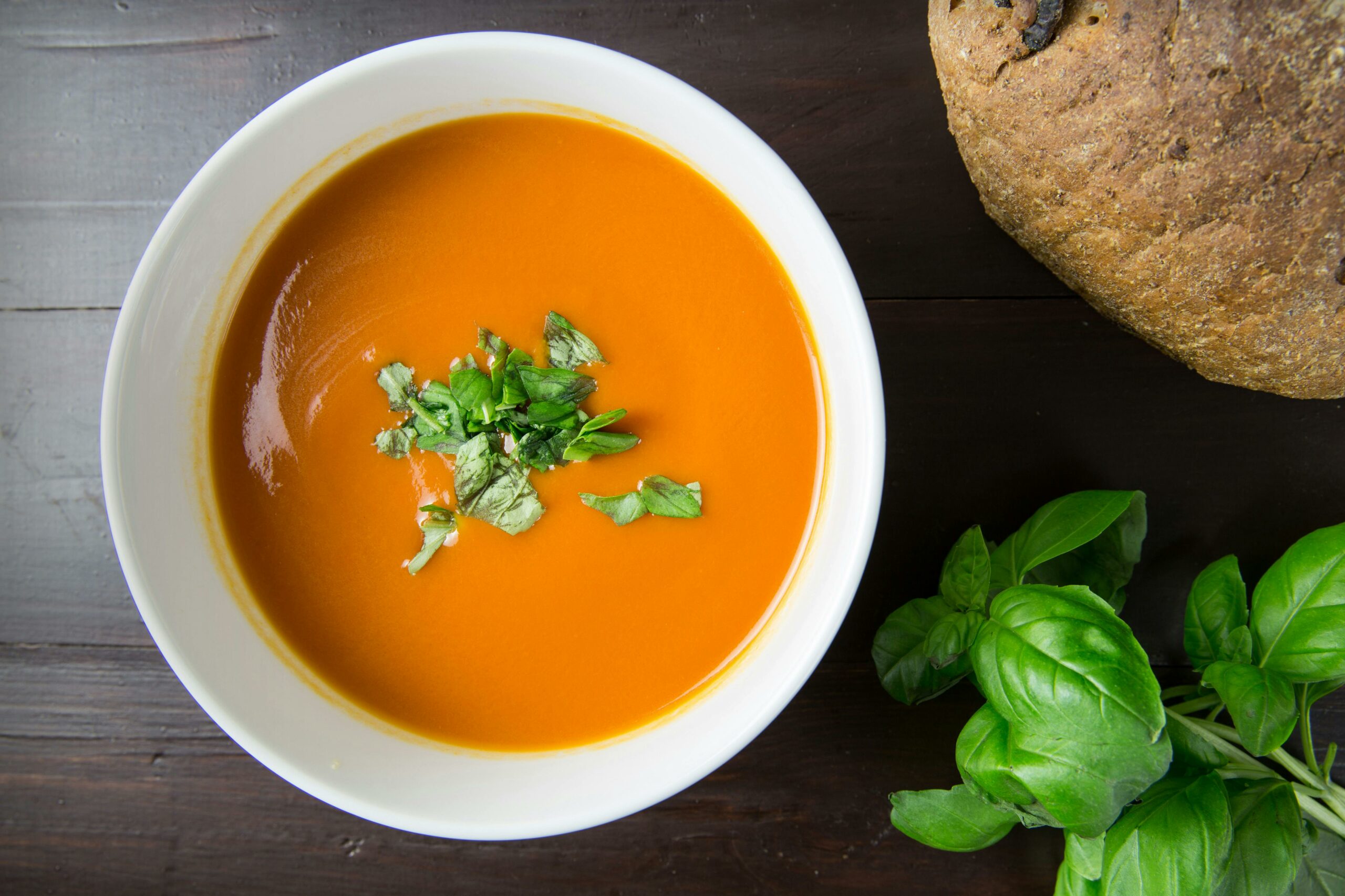 Braune Suppe In Weißer Keramikschale