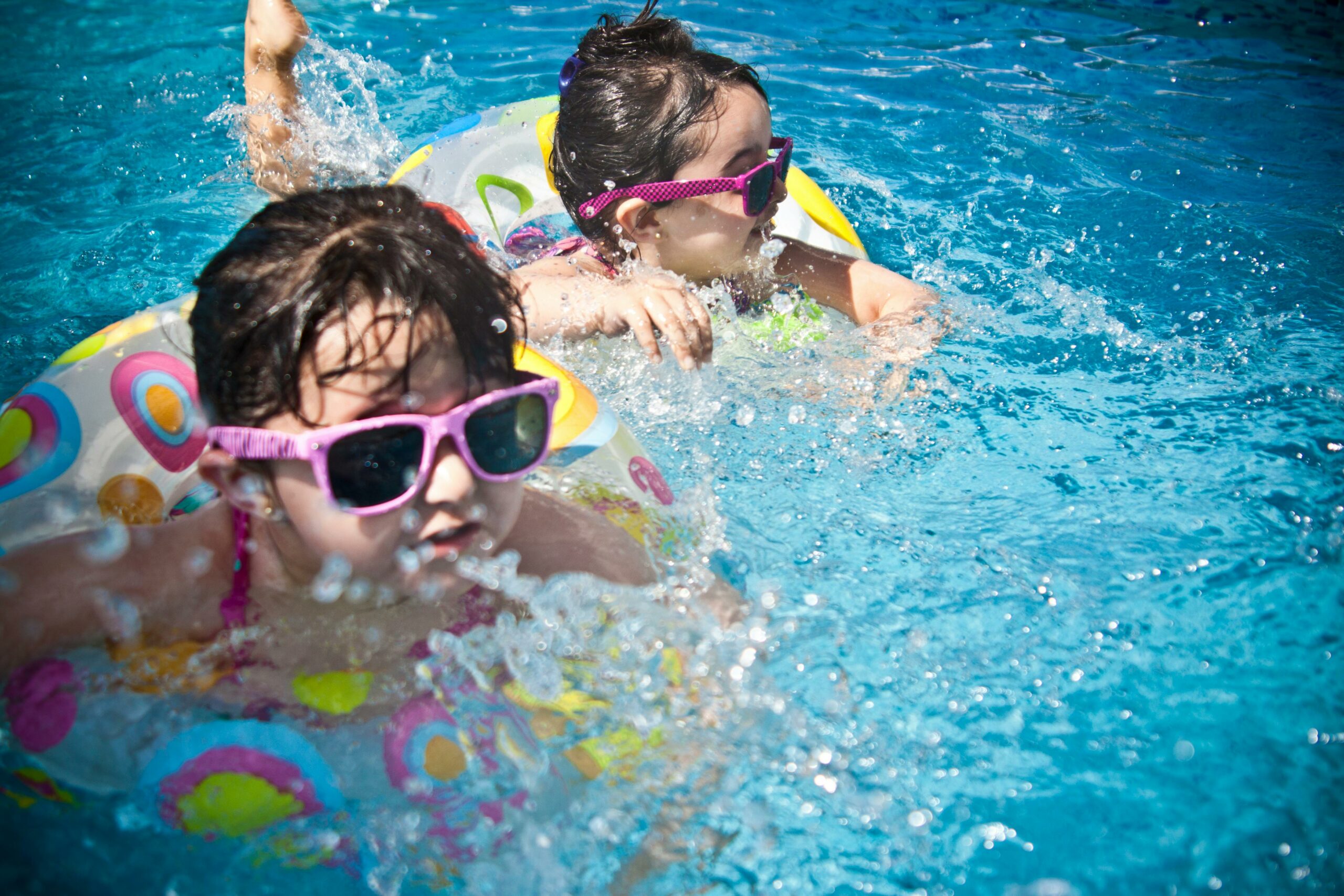 2 Mädchen Schwimmen Tagsüber
